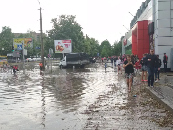 У Луцьку біля «Салюта» у «водяному полоні» опинилася швидка (фото)