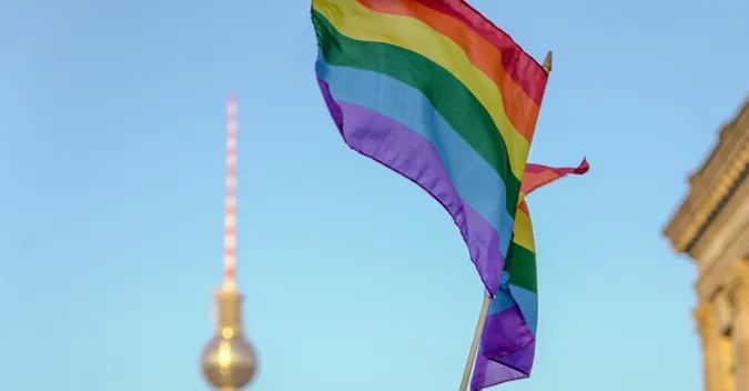 Папа Римський дозволив благословляти одностатеві пари, але не вінчати їх