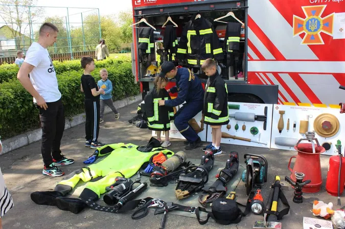 У Луцьку школярі збирали гроші на медичний автомобіль для воїнів 100-ї бригади ТрО (фото)