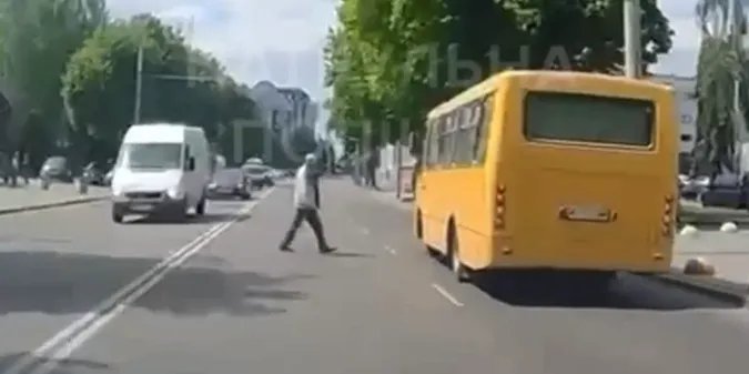 У Луцьку «безсмертний» пішохід перейшов дорогу патрульним (відео)