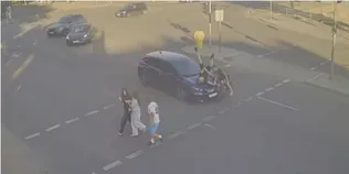 Дітей підкинуло на капот: показали момент наїзду на велосипедистів на Соборності у Луцьку (відео)