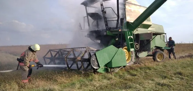 Вогонь охопив двигун та кабіну: у Луцькому районі горів комбайн (фото)