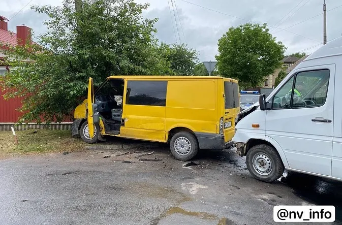 У Нововолинську на перехресті зіткнулися два буси – постраждалу забрала «швидка» (фото)