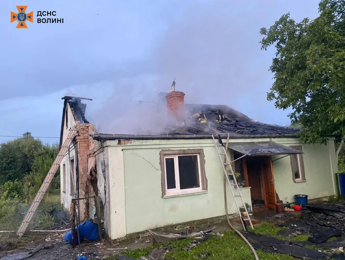 Через атаку ворога на Волині горіли дві будівлі (фото, оновлено)