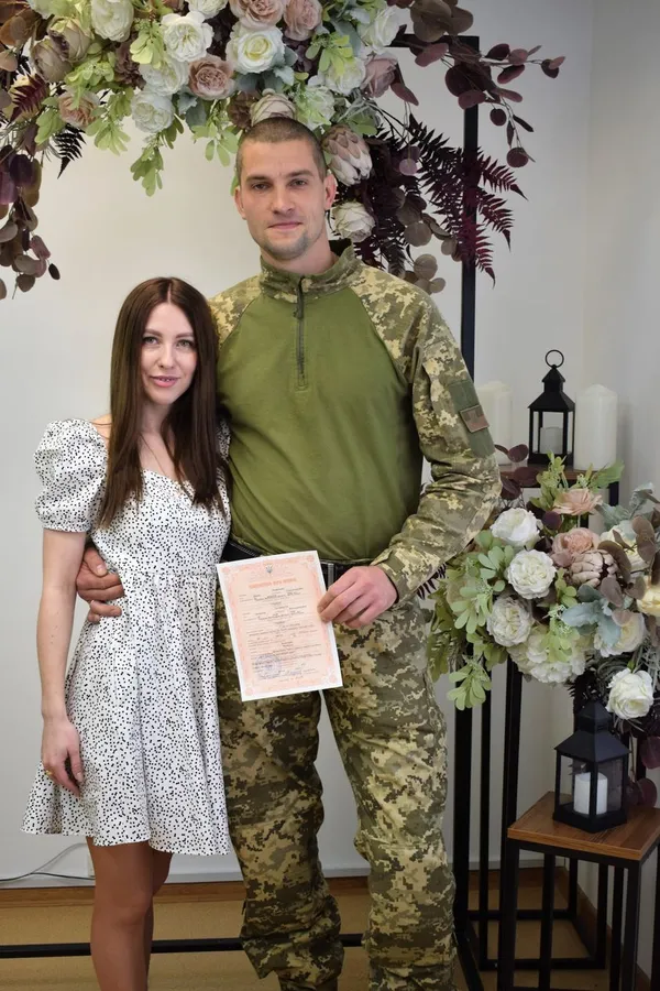 Приїхав у відпустку на кілька днів: у Луцьку військовий одружився зі своєю обранницею (фото)