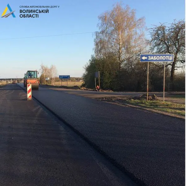 Рух транспорту обмежений: в Іваничівському районі ремонтують дорогу (фото)