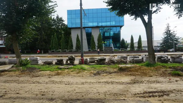 Їздять, ходять, ремонтують: що відбувається на проспекті Волі у Луцьку (фото)