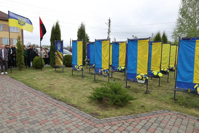 Назавжди в строю: у Вишнівській громаді відкрили Алею пам’яті Героїв