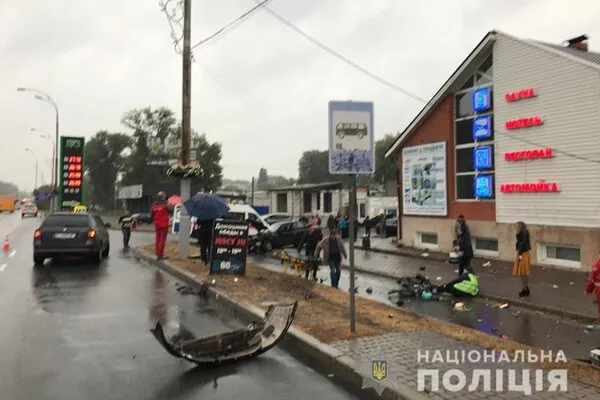 У Броварах поліцейський влетів у зупинку: є жертви (фото)