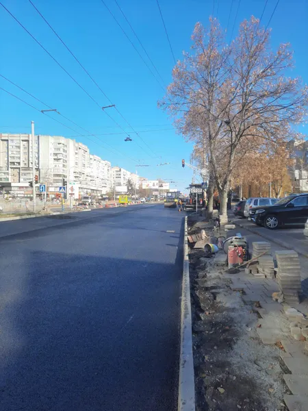 Навпроти РАЦС у Луцьку поклали верхній шар асфальту (фото, відео)