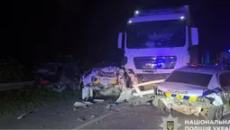 Вантажівка врізалася у поліцейських, які оформляли ДТП: деталі масової автотрощі на Хмельниччині (фото)