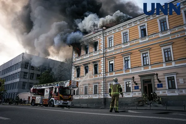 😢У Києві після прильоту горить будівля Національної академії наук, люди рятувались через вікна (фото, відео)