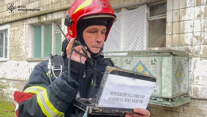 Зайнялася квартира, заповнена сміттям: у Франківську в пожежі загинули мати і син (фото)