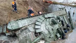 «Плавав» три тижні: на Сумщині з дна ріки підняли російський танк з екіпажем (фото)