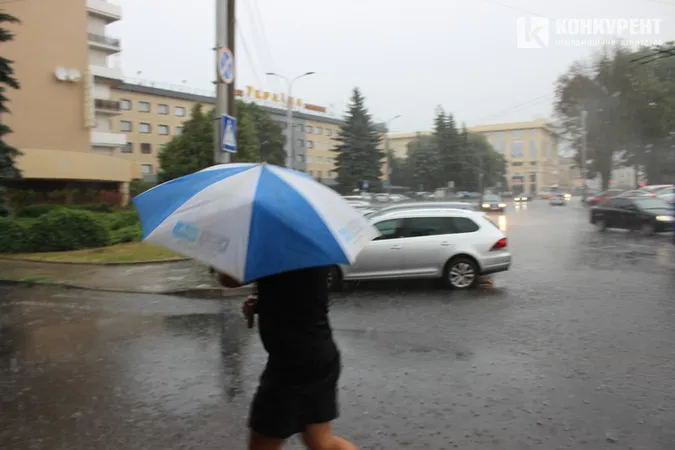 Раптова гроза в Луцьку: машини по колеса у воді (фото, відео)