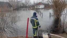 Відкачали понад 1000 тонн: вода позаливала городи волинян (фото)