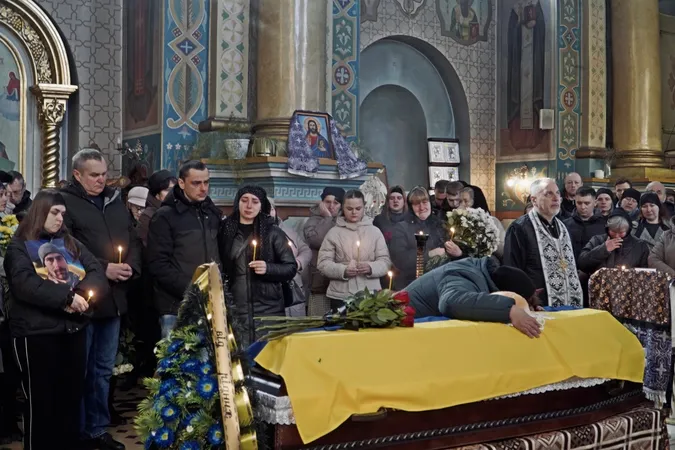 На Волині попрощалися із воїном та батьком трьох дітей Олександром Дроботом (фото)