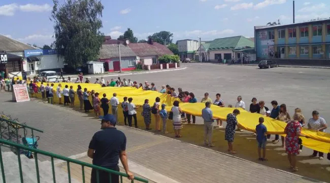 На Волині розгорнули найбільший в Україні державний прапор (фото)