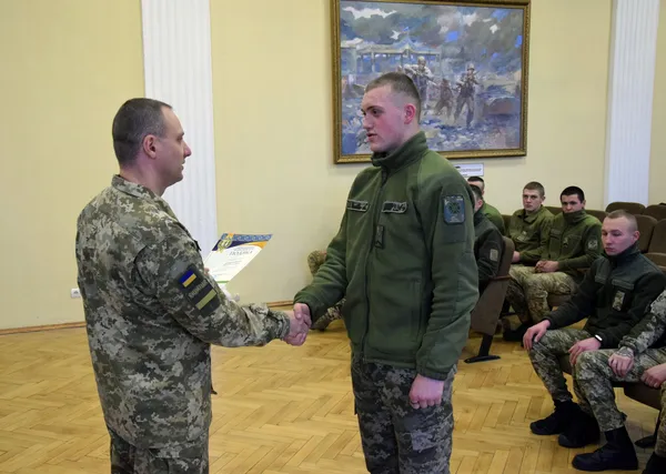 На Волині кращих прикордонників-строковиків нагородили цукерками (фото)