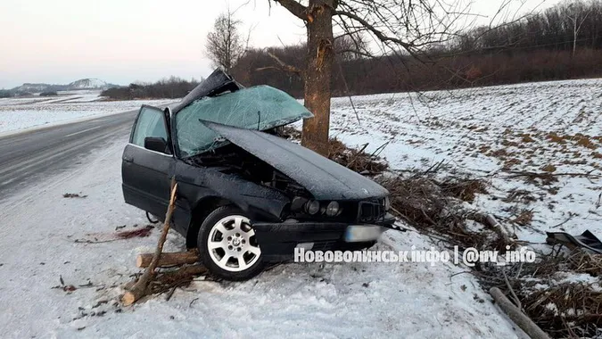 Автомобіль «переламало» навпіл: на Волині сталася смертельна автотроща (фото, відео, оновлено)