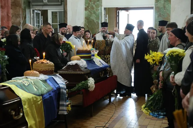 Небо плакало: у Луцьку відбулося прощання з трьома Героями Євгенієм Садовським, Олегом Чернюком та Олександром Смалюхом