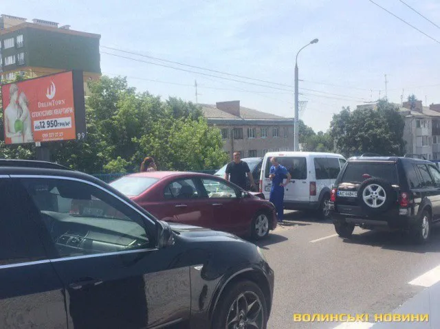 У Луцьку через аварію на шляхопроводі утворився затор (фото)