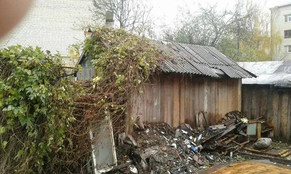 Муніципали продовжують зносити незаконні гаражі в Луцьку (фото)