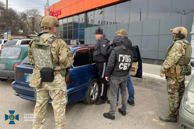 СБУ викрила шахраїв, які видурювали гроші у родичів загиблих воїнів (фото)
