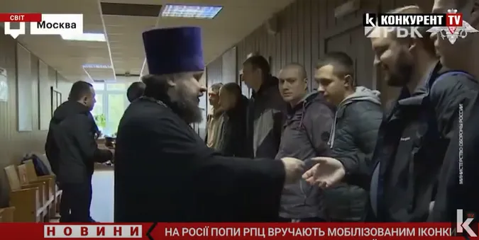 На росії попи видають мобілізованим іконки і благословляють вбивати українців (відео)