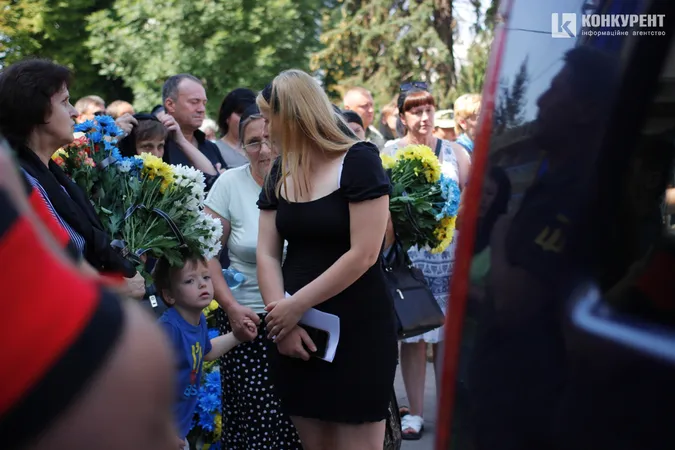 Віддали життя за нас: Луцьк на колінах попрощався з двома захисниками (фото, відео)