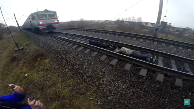 У Рівному двоє юнаків лягли під потяг (відео)