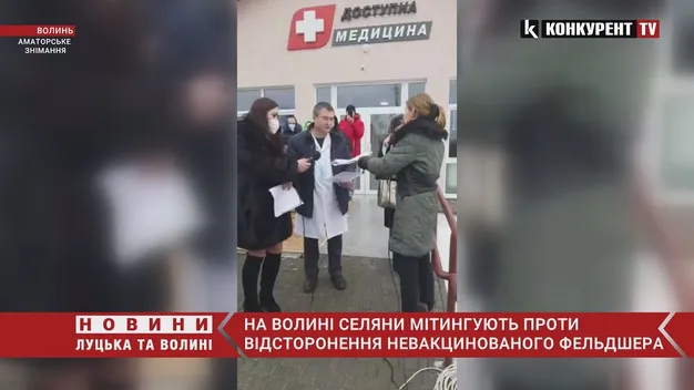 «Доктор Саша»: через невакцинованого фельдшера селяни перекриють трасу Ковель-Брест (відео)