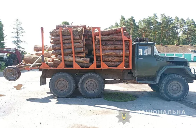На Волині селяни почубилися з поліцією через деревину (фото, відео)