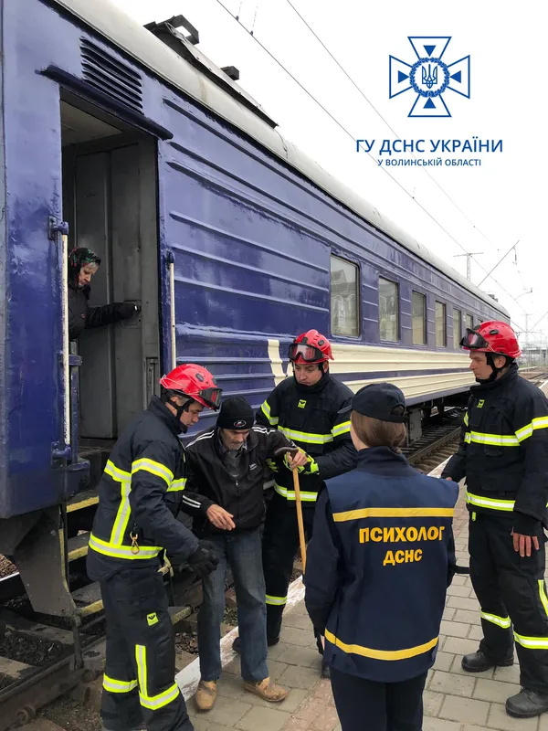 У Луцьку зустріли громадян, евакуйованих з геріатричного пансіонату на Харківщині (фото)