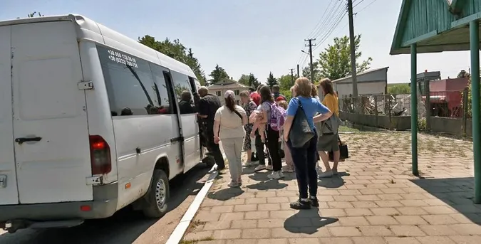 Черга людей на автобус у селі Дачне