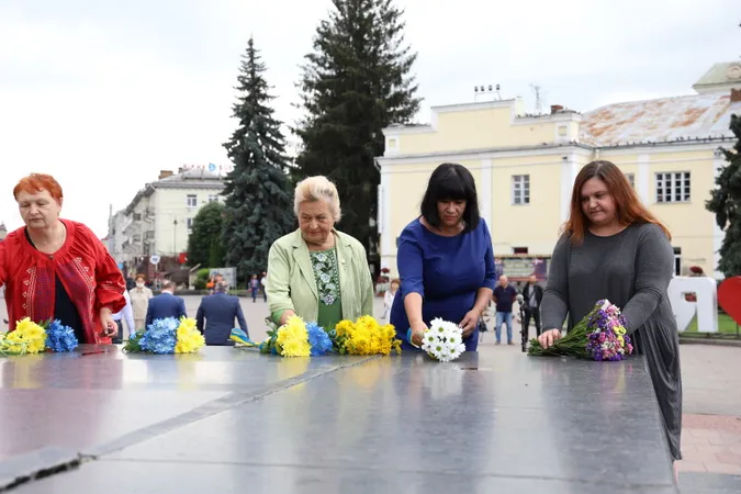 Лучани в центрі міста вшанували річницю смерті Лесі Українки