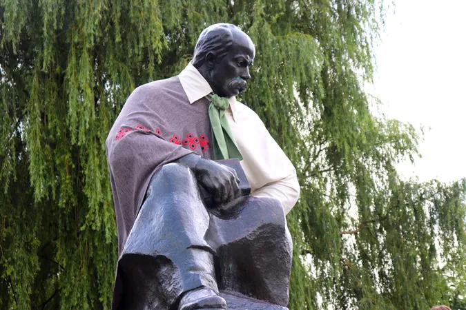 У Володимирі до Дня міста три пам'ятники одягли в княжі шати (фото)