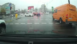 Промчав на червоний: у Луцьку на Соборності бус мало не наїхав на людей (відео)