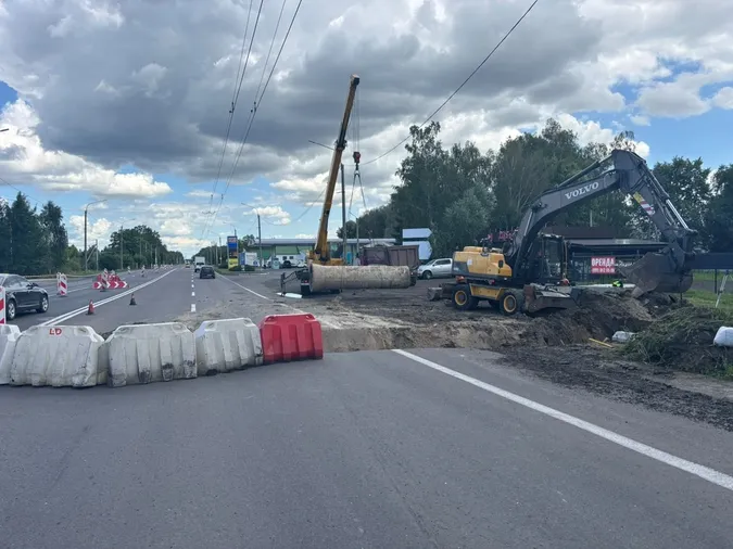 У Струмівці замінюють водопропускну трубу на трасі Н-22 (фото)