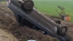 Колесами в небо: на трасі Луцьк-Устилуг авто злетіло з дороги і перекинулося (фото)