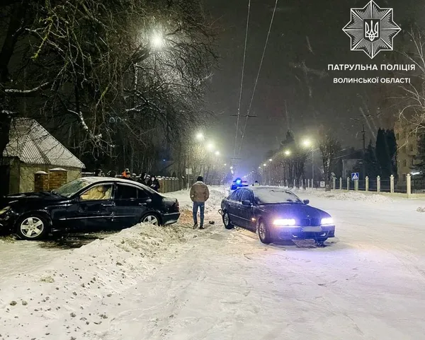 У Луцьку через водія «бехи» «мерседес» розніс паркан (фото)
