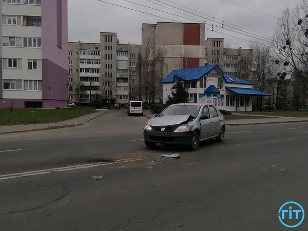 Небезпечний маневр: на Конякіна в Луцьку Renault в'їхав у Dacia (фото)