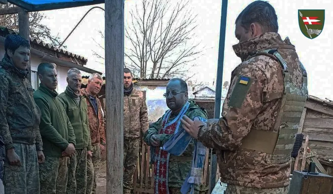 Капелани волинської бригади сповідають і причащають на фронті (фото)