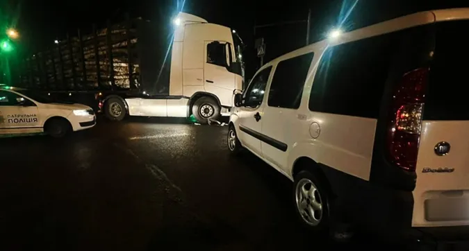 Нічна аварія у Луцьку: фура з колодами підрізала мінівен