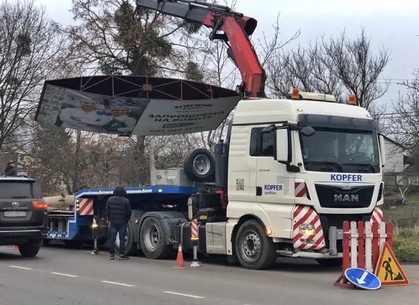 Без дозволів чи неоплачені: у Луцьку демонтували великі рекламні борди (фото)