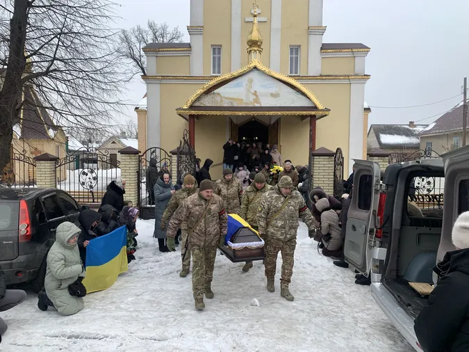 Останній шкільний дзвоник для Героя: на Волині попрощалися зі снайпером Русланом Мерідою (фото)