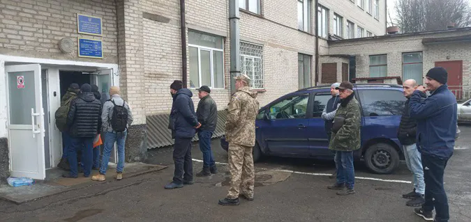 Десятки чоловіків стоять у черзі до Волинського терцентру, аби приєднатися до лав ЗСУ (відео)