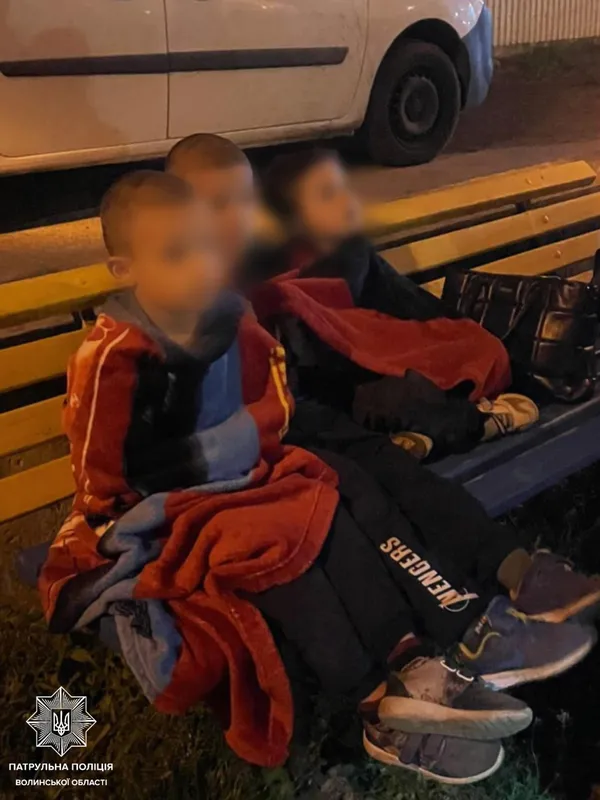 Батьки не відчинили двері: у Луцьку сусідка прихистила трьох дітей, які замерзали на вулиці