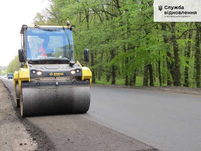 На автодорозі Луцьк – Ківерці облаштовують узбіччя (фото)