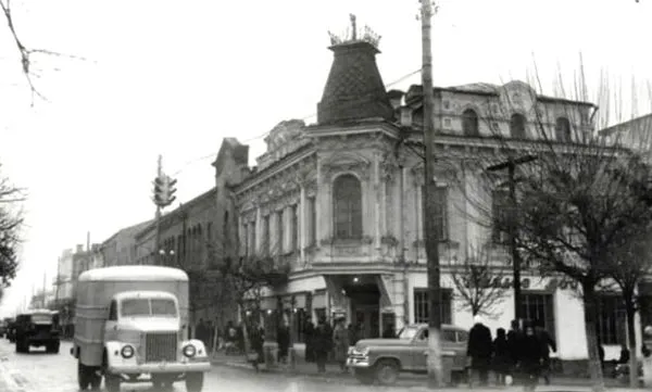 На яких автомобілях їздили у Луцьку понад пів століття тому (ретрофото)